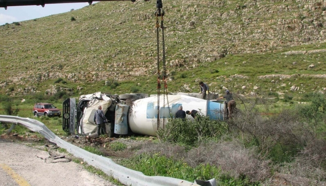 התהפכות וחילוץ מערבל בטון