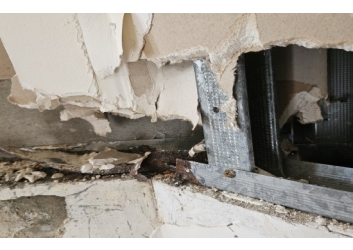 נזקי מים בקיר של עסק